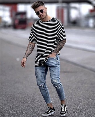 С чем носить голубые джинсы в 20 лет мужчине в жару в спортивном стиле: Если в одежде ты ценишь удобство и функциональность, бело-черная футболка с круглым вырезом в горизонтальную полоску и голубые джинсы — замечательный выбор для привлекательного мужского лука на каждый день. В сочетании с этим ансамблем наиболее уместно будут смотреться черно-белые низкие кеды из плотной ткани.