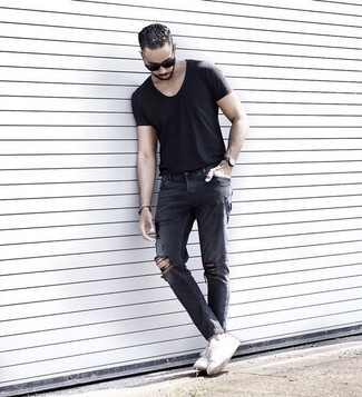С чем носить серые джинсы мужчине лето: Если ты ценишь удобство и практичность, черная футболка с круглым вырезом и серые джинсы — превосходный вариант для привлекательного мужского образа на каждый день. Вместе с этим образом выгодно выглядят белые низкие кеды из плотной ткани. Переносить нестерпимую летнюю жару в такой одежде будет намного легче.