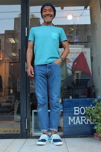 Какие джинсы носить с синими низкими кедами за 50 лет мужчине в теплую погоду: Бирюзовая футболка с круглым вырезом и джинсы — прекрасная идея для расслабленного, но модного мужского ансамбля. Что касается обуви, дополни образ синими низкими кедами.