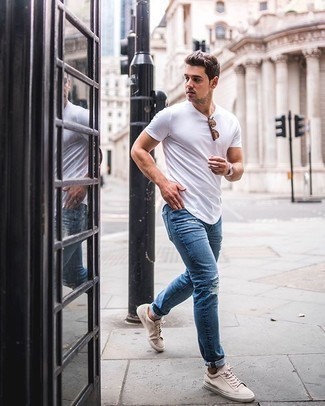 Как носить джинсы с низкими кедами в 20 лет мужчине в жару: Сочетание белой футболки с круглым вырезом и джинсов пользуется особым спросом среди ценителей комфорта. Вкупе с этим ансамблем органично будут выглядеть низкие кеды.