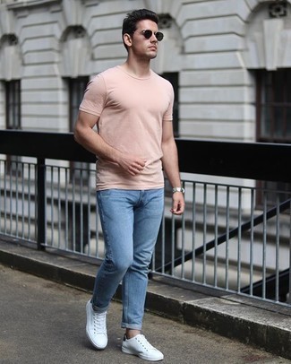 С чем носить джинсы мужчине в жару: Розовая футболка с круглым вырезом и джинсы — отличный ансамбль, если ты ищешь непринужденный, но в то же время модный мужской ансамбль. Бело-черные низкие кеды из плотной ткани — великолепный вариант, чтобы закончить ансамбль.