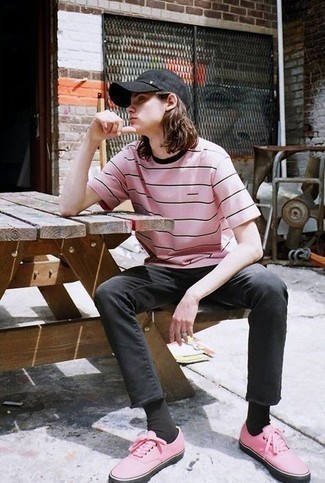 Модный мужской лук: розовая футболка с круглым вырезом в горизонтальную полоску, черные джинсы, розовые низкие кеды из плотной ткани, черная бейсболка