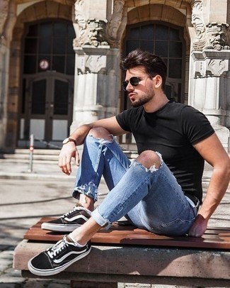 Модный мужской лук: черная футболка с круглым вырезом, синие рваные джинсы, черно-белые низкие кеды из плотной ткани, черный кожаный ремень