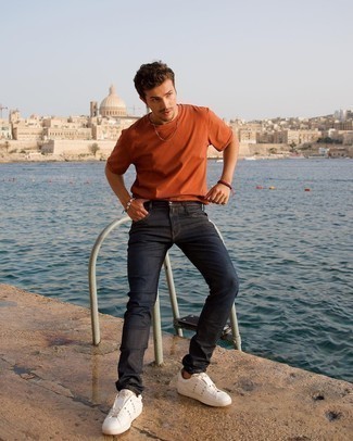 Какие джинсы носить с оранжевой футболкой с круглым вырезом в 30 лет мужчине в стиле кэжуал: Оранжевая футболка с круглым вырезом в сочетании с джинсами — замечательный вариант для воплощения мужского ансамбля в элегантно-деловом стиле. Пара белых кожаных низких кед с шипами великолепно подойдет к остальным составляющим образа.