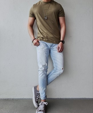 Какие джинсы носить с оливковой футболкой с круглым вырезом в 30 лет мужчине лето: Оливковая футболка с круглым вырезом и джинсы — выбор молодых людей, которые постоянно в движении. Пара темно-серых низких кед из плотной ткани позволит сделать образ более цельным. Пережить невозможный летний зной будет определенно легче, когда ты одет вот так.
