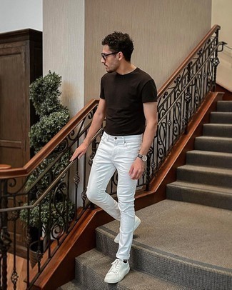 Какие футболки с круглым вырезом носить с белыми джинсами в 30 лет мужчине: Футболка с круглым вырезом и белые джинсы — классная идея для несложного, но модного мужского ансамбля. В сочетании с этим луком удачно смотрятся белые низкие кеды из плотной ткани.