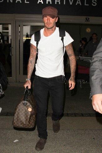 Как David Beckham носит Белая футболка с круглым вырезом, Черные джинсы, Темно-коричневые замшевые оксфорды, Черный рюкзак