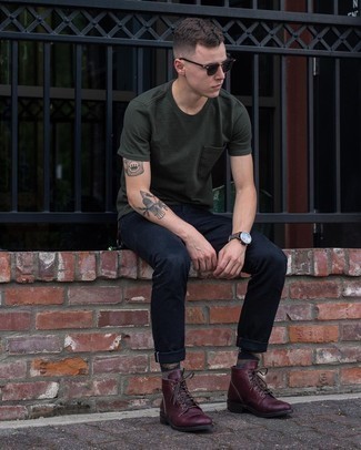 С чем носить темно-красные кожаные повседневные ботинки мужчине: Темно-зеленая футболка с круглым вырезом в паре с темно-синими джинсами позволит подчеркнуть твой индивидуальный стиль. Хотел бы сделать образ немного строже? Тогда в качестве обуви к этому образу, стоит обратить внимание на темно-красные кожаные повседневные ботинки.