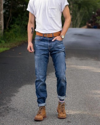 Как носить темно-синие джинсы с коричневыми замшевыми повседневными ботинками в 30 лет мужчине лето: Белая футболка с круглым вырезом смотрится прекрасно в паре с темно-синими джинсами. Если тебе нравится использовать в своих луках разные стили, на ноги можно надеть коричневые замшевые повседневные ботинки. Отличная идея для легкого летнего лука.