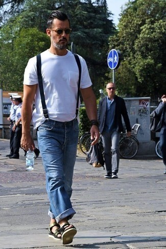 Какие сандалии носить с белой футболкой с круглым вырезом за 40 лет мужчине в спортивном стиле: Белая футболка с круглым вырезом смотрится прекрасно с синими джинсами. Если ты не боишься рисковать, на ноги можно надеть сандалии.