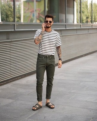 С чем носить оливковые джинсы мужчине в жару в спортивном стиле: Если в одежде ты делаешь ставку на комфорт и функциональность, бело-черная футболка с круглым вырезом в горизонтальную полоску и оливковые джинсы — классный вариант для расслабленного мужского образа на каждый день. Чтобы лук не получился слишком отполированным, можешь завершить его оливковыми кожаными сандалиями.