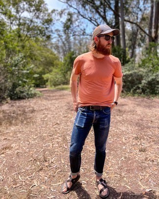 Как носить джинсы с сандалиями мужчине в жару: Тандем оранжевой футболки с круглым вырезом и джинсов поможет создать необыденный мужской образ в непринужденном стиле. Создать красивый контраст с остальными составляющими этого лука помогут сандалии.