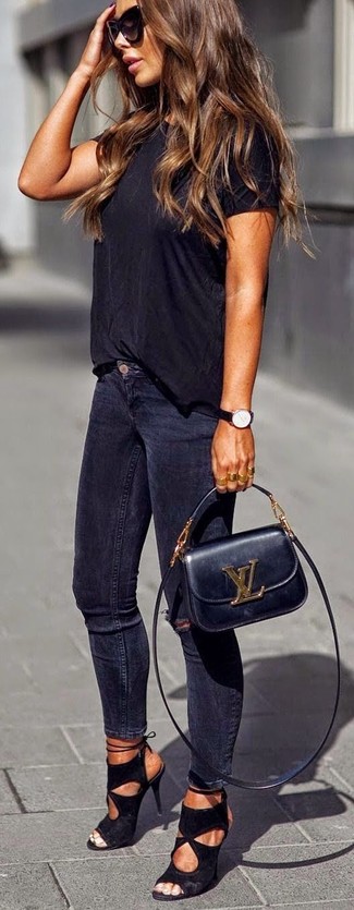 Какие джинсы скинни носить с черной футболкой с круглым вырезом в 30 лет в стиле смарт-кэжуал: Красивое сочетание черной футболки с круглым вырезом и джинсов скинни несомненно будет обращать на тебя взгляды окружающих. Что до обуви, заверши ансамбль черными замшевыми босоножками на каблуке.