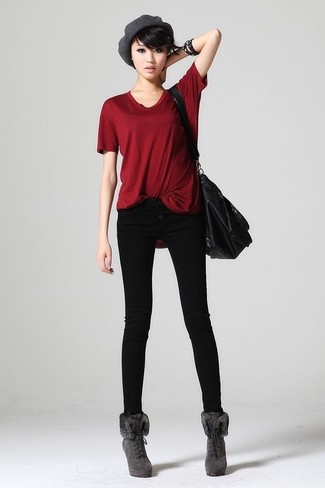 Модный лук: красная футболка с круглым вырезом, черные джинсы скинни, серые замшевые ботильоны на шнуровке, черная кожаная большая сумка