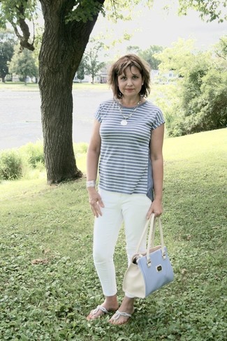 С чем носить бело-синие брюки за 50 лет женщине в жару: Серая футболка с круглым вырезом в горизонтальную полоску и бело-синие брюки — необходимые вещи в гардеробе женщин с чувством стиля. В паре с этим луком наиболее уместно выглядят серебряные вьетнамки.