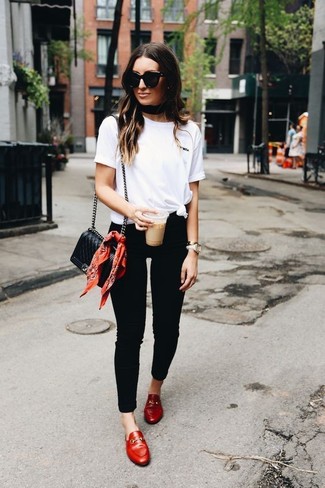 Модный лук: белая футболка с круглым вырезом, черные джинсы скинни, красные кожаные лоферы, черная кожаная стеганая сумка через плечо