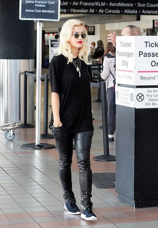 Как Rita Ora носит Черная футболка с круглым вырезом, Черные кожаные джинсы скинни, Темно-синие низкие кеды, Черные солнцезащитные очки