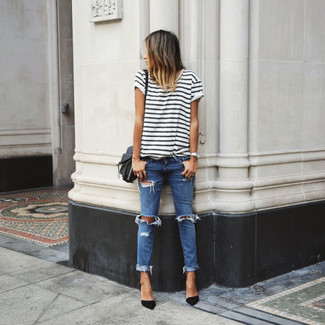 С чем носить рваные джинсы скинни в жару: Черно-белая футболка с круглым вырезом в горизонтальную полоску и рваные джинсы скинни — превосходный образ для дам, которые никогда не сидят на месте. Черные замшевые туфли гармонично дополнят этот лук.