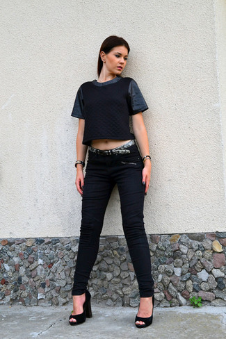 Модный лук: черная стеганая футболка с круглым вырезом, черные джинсы скинни, черные замшевые туфли, серый кожаный ремень со змеиным рисунком