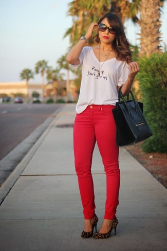 С чем носить темно-красные джинсы женщине в жару: Если ты ценишь удобство и практичность, попробуй сочетание бело-черной футболки с круглым вырезом с принтом и темно-красных джинсов. Коричневые замшевые туфли с леопардовым принтом становятся великолепным завершением твоего лука.
