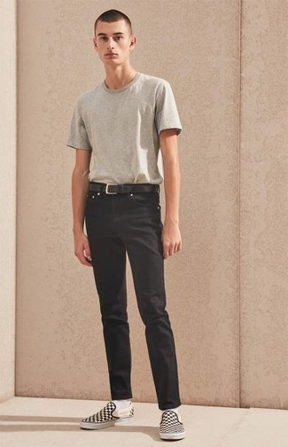 С чем носить черные джинсы в 20 лет мужчине в жару: Серая футболка с круглым вырезом и черные джинсы — неотъемлемые составляющие в арсенале любителей стиля casual. Сделать образ элегантнее помогут черно-белые слипоны из плотной ткани в клетку.