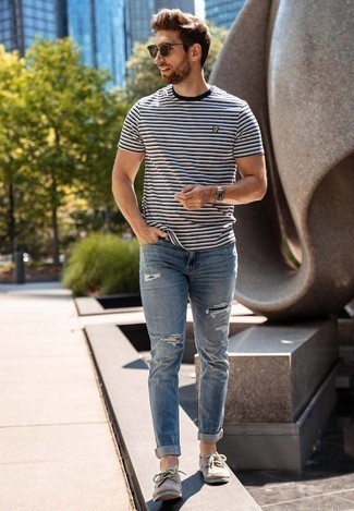 С чем носить синие рваные джинсы в 30 лет мужчине в спортивном стиле: Сочетание темно-сине-белой футболки с круглым вырезом в горизонтальную полоску и синих рваных джинсов пользуется особым спросом среди ценителей комфорта. Что касается обуви, можешь отдать предпочтение классике и выбрать светло-коричневые замшевые топсайдеры.