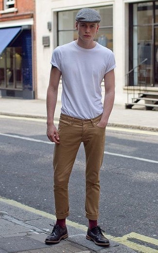 Модный лук: белая футболка с круглым вырезом, светло-коричневые джинсы, темно-пурпурные кожаные туфли дерби, серая кепка