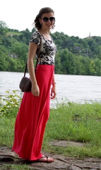 С чем носить красную длинную юбку в 30 лет в спортивном стиле: Бело-черная футболка с круглым вырезом с цветочным принтом и красная длинная юбка — хорошая формула для воплощения модного и простого лука. Поклонницы рискованных сочетаний могут закончить образ темно-коричневыми кожаными сандалиями на плоской подошве.