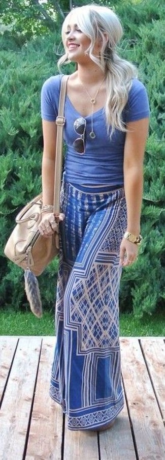 С чем носить бежевую кожаную сумку в 30 лет женщине: Если ты отдаешь предпочтение удобству и функциональности, обрати внимание на сочетание синей футболки с круглым вырезом и бежевой кожаной сумки.