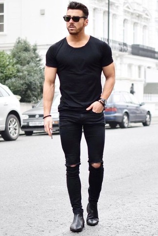 С чем носить кожаные ботинки в 30 лет мужчине в жару: Черная футболка с круглым вырезом и черные рваные зауженные джинсы — великолепный лук для активного выходного дня. Этот лук обретет новое прочтение в паре с кожаными ботинками.