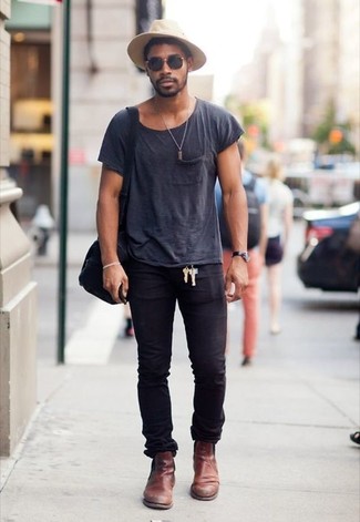 Какие ботинки носить с черными джинсами мужчине в жару: Если этот день тебе предстоит провести в движении, сочетание темно-серой футболки с круглым вырезом и черных джинсов поможет создать комфортный лук в повседневном стиле. В тандеме с ботинками такой лук смотрится особенно выгодно.