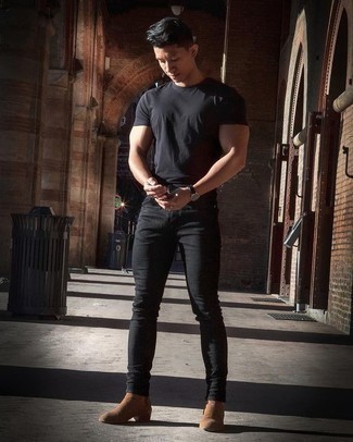 Как носить черные джинсы с светло-коричневой обувью мужчине: Черная футболка с круглым вырезом и черные джинсы — замечательная формула для создания приятного и незамысловатого лука. Такой образ получает новое прочтение в паре с светло-коричневыми замшевыми ботинками челси.