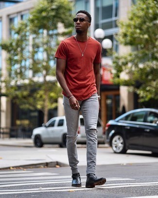 С чем носить серые рваные зауженные джинсы в 20 лет мужчине лето в спортивном стиле: Красная футболка с круглым вырезом и серые рваные зауженные джинсы — стильный выбор джентльменов, которые никогда не сидят на месте. Любители свежих идей могут дополнить лук черными кожаными ботинками челси, тем самым добавив в него немного изысканности. Нам нравится такой лук на жаркие летние дни.