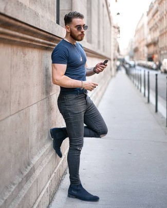 С чем носить темно-синие замшевые ботинки челси в 30 лет мужчине в спортивном стиле: Темно-синяя футболка с круглым вырезом и темно-серые рваные зауженные джинсы — классная формула для воплощения привлекательного и простого образа. Если ты любишь сочетать в своих образах разные стили, из обуви можешь надеть темно-синие замшевые ботинки челси.