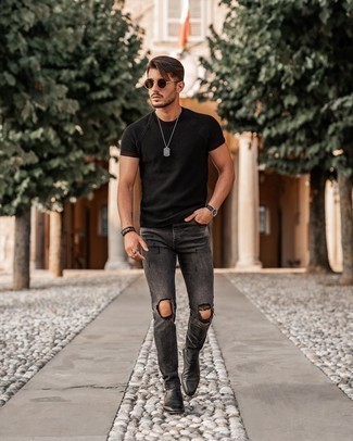Какие зауженные джинсы носить с черной футболкой с круглым вырезом мужчине: Черная футболка с круглым вырезом и зауженные джинсы — великолепная формула для воплощения приятного и незамысловатого образа. Что же касается обуви, можно отдать предпочтение классическому стилю и выбрать черные кожаные ботинки челси.