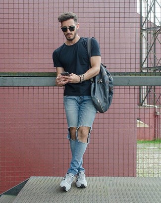 С чем носить голубые зауженные джинсы в 30 лет мужчине в спортивном стиле: Если в одежде ты ценишь комфорт и функциональность, черная футболка с круглым вырезом и голубые зауженные джинсы — хороший вариант для модного мужского ансамбля на каждый день. Что касается обуви, можно закончить лук серыми кроссовками.