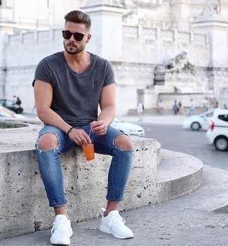 Какие зауженные джинсы носить с серой футболкой с круглым вырезом в 20 лет мужчине: Серая футболка с круглым вырезом и зауженные джинсы — превосходная формула для воплощения модного и незамысловатого образа. В паре с этим луком органично выглядят белые кроссовки.