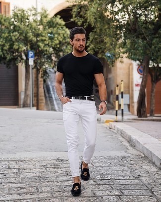 Как носить зауженные джинсы с лоферами в 30 лет мужчине в стиле кэжуал: Если ты ценишь удобство и практичность, черная футболка с круглым вырезом и зауженные джинсы — отличный выбор для стильного мужского ансамбля на каждый день. Такой лук легко обретает свежее прочтение в тандеме с лоферами.