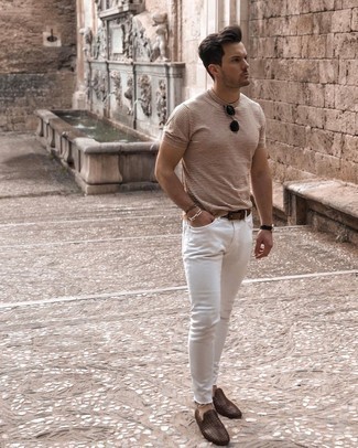 Как носить зауженные джинсы с лоферами в 30 лет мужчине в стиле кэжуал: Если в одежде ты ценишь комфорт и практичность, коричневая футболка с круглым вырезом в горизонтальную полоску и зауженные джинсы — хороший выбор для стильного мужского ансамбля на каждый день. Хочешь добавить сюда немного классики? Тогда в качестве дополнения к этому ансамблю, выбирай лоферы.