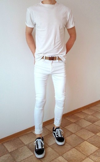 Какие зауженные джинсы носить с бело-красной футболкой с круглым вырезом мужчине: Такое лаконичное и комфортное сочетание базовых вещей, как бело-красная футболка с круглым вырезом и зауженные джинсы, понравится парням, которые любят проводить дни в постоянном движении. Если ты любишь соединять в своих образах разные стили, на ноги можно надеть черно-белые низкие кеды из плотной ткани.