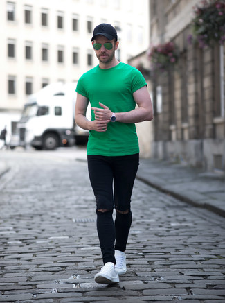 С чем носить зеленую футболку мужчине лето: Если ты ценишь комфорт и функциональность, зеленая футболка и черные рваные зауженные джинсы — классный выбор для расслабленного повседневного мужского лука. Боишься выглядеть неаккуратно? Дополни этот лук белыми кожаными низкими кедами. Пережить нестерпимый июльский зной в таком ансамбле будет гораздо легче.