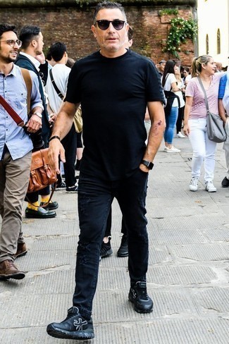 Как носить зауженные джинсы с низкими кедами за 40 лет мужчине: Если в одежде ты делаешь ставку на комфорт и функциональность, черная футболка с круглым вырезом и зауженные джинсы — великолепный выбор для привлекательного повседневного мужского лука. Почему бы не привнести в этот лук на каждый день немного стильной строгости с помощью низких кед?