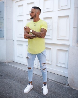 Как носить зауженные джинсы с низкими кедами в 20 лет мужчине в спортивном стиле: Стильное сочетание желтой футболки с круглым вырезом и зауженных джинсов подходит для тех мероприятий, когда удобство превыше всего. Преобразить лук и добавить в него немного классики позволят низкие кеды.