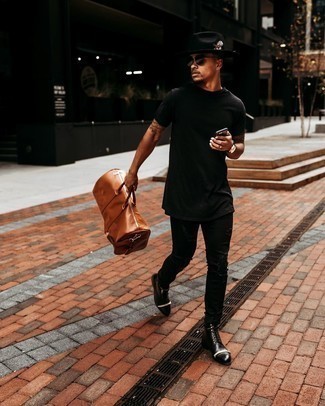 С чем носить черные зауженные джинсы в 30 лет мужчине в спортивном стиле: Ансамбль из черной футболки с круглым вырезом и черных зауженных джинсов - самый простой из возможных образов для активного уикенда. Сделать лук элегантнее позволят черные кожаные повседневные ботинки.