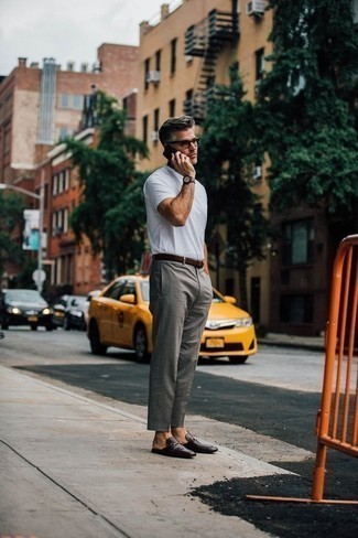 С чем носить классические брюки за 40 лет мужчине в жару в стиле смарт-кэжуал: Белая футболка с круглым вырезом и классические брюки стильно вписываются в гардероб самых требовательных молодых людей. Черные кожаные лоферы добавят ансамблю нарядности.