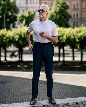 Как носить брюки с обувью за 50 лет мужчине в жару: Белая футболка с круглым вырезом и брюки — образ, который будет неизменно притягивать женские взоры. Думаешь привнести в этот образ немного классики? Тогда в качестве обуви к этому ансамблю, выбирай темно-синие кожаные лоферы.