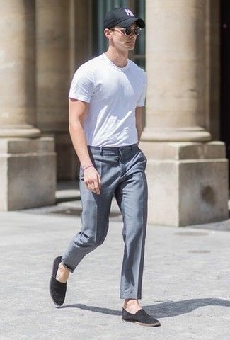 Какие эспадрильи носить с серыми классическими брюками мужчине: Белая футболка с круглым вырезом прекрасно сочетается с серыми классическими брюками. Тебе нравятся дерзкие решения? Можешь завершить свой образ эспадрильями.