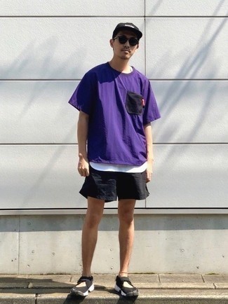 Какие кроссовки носить с пурпурной футболкой с круглым вырезом мужчине лето: Пурпурная футболка с круглым вырезом и черные спортивные шорты — беспроигрышный выбор для активного выходного дня. Вкупе с этим образом выигрышно будут смотреться кроссовки. Пережить изнурительный летний зной значительно проще, если ты одет вот так.