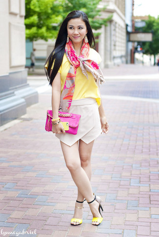 Модный лук: желтая футболка с круглым вырезом, бежевая мини-юбка, желтые кожаные босоножки на каблуке, ярко-розовый кожаный клатч