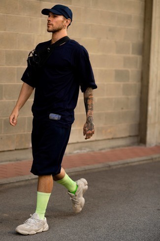 С чем носить зелено-желтые носки в 20 лет мужчине в спортивном стиле: Темно-синяя футболка с круглым вырезом и зелено-желтые носки — превосходная формула для создания модного и удобного ансамбля. Немного консерватизма и классики ансамблю добавит пара бежевых кроссовок.